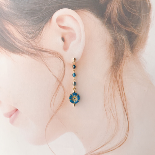 チェコビーズスカイブルー系ピアス・イヤリング  期間限定！ ブルー】チェコビーズのドロップイヤリング／ピアス イヤリング