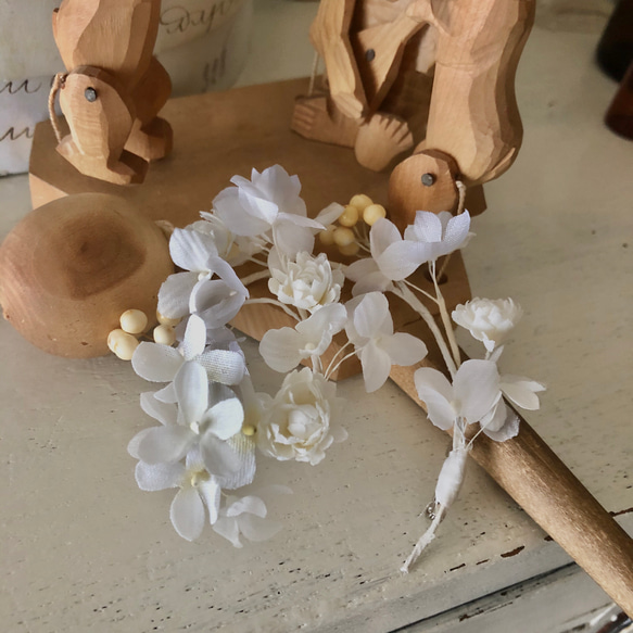 (送料込) 布花 紫陽花と　ミニマムの　ホワイトコサージュ 5枚目の画像