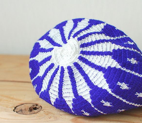 knitポーチ　手編み　ロイヤルブルー×ホワイト 2枚目の画像