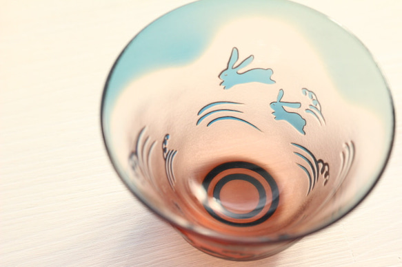 ガラス ぐい呑み「野と遊ぶ」ピンクブルー 1枚目の画像