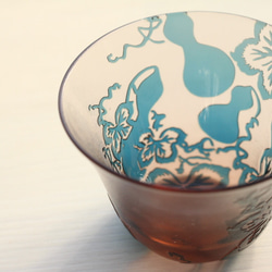 【Jyaneさまオーダー品】ガラス ぐい呑み「六瓢息災」ピンクブルー 2枚目の画像
