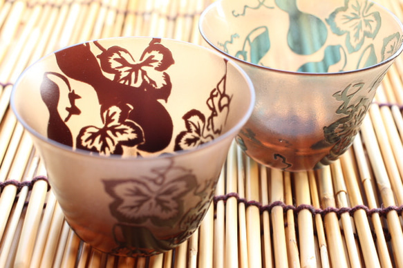 【Jyaneさまオーダー品】ガラス ぐい呑み「六瓢息災」ピンクブルー 4枚目の画像