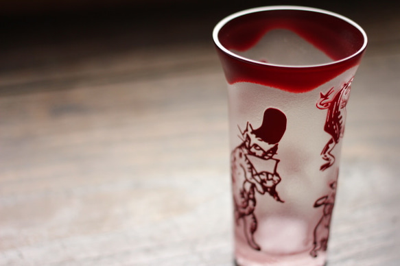 【再販】ガラス製 清酒　一口ビアグラス　鳥獣戯画＋観世水　金赤 1枚目の画像