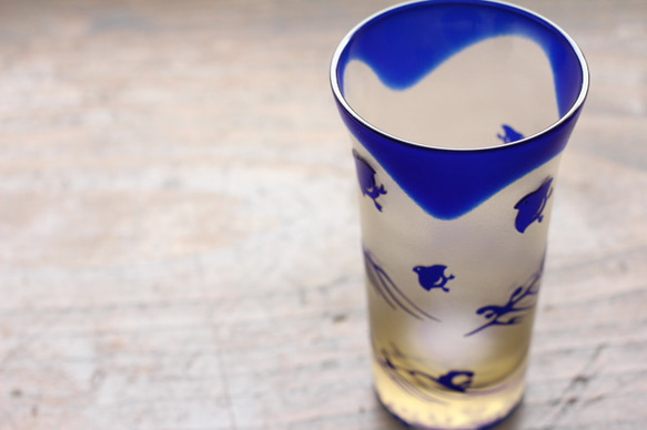 【再販】清酒杯（ﾋﾞｱｸﾞﾗｽ）「波千鳥＋観世水」瑠璃アンバー 1枚目の画像