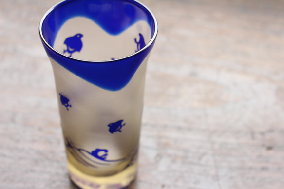 【再販】清酒杯（ﾋﾞｱｸﾞﾗｽ）「波千鳥＋観世水」瑠璃アンバー 2枚目の画像