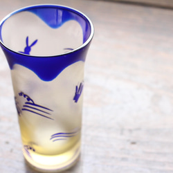 【再販】ガラス製 清酒　一口ビアグラス　「うさぎ」　瑠璃アンバー 5枚目の画像
