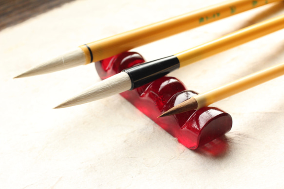 ガラス製　書道具　筆置き　筆架「とぅるんなる・茜」 3枚目の画像