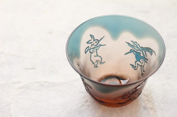 再販】ガラス ぐい呑み・お猪口「鳥獣戯画」ピンクブルー 蛇の目