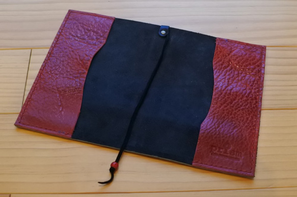 ラスト1点！■シンプル＆贅沢な一枚革で作成　英字模様のブックカバー（文庫サイズ）　色は黒に赤のステッチ 5枚目の画像