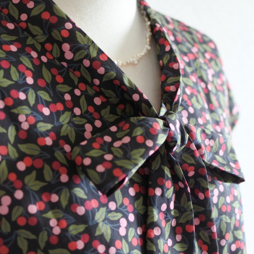 リバティ 】七分袖のボウタイブラウス（チェリードロップ） ブラウス  