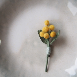 【布花】ミモザの小さなコサージュブローチ 2枚目の画像