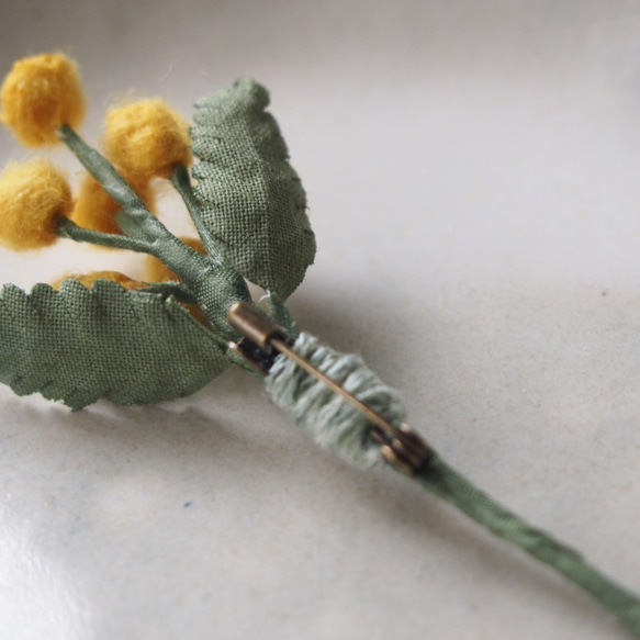 【布花】ミモザの小さなコサージュブローチ 4枚目の画像