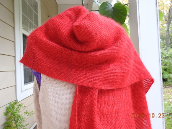 スカーレット色の手織りマフラー。これからの秋から冬へずっと楽しめます。！！ 1枚目の画像