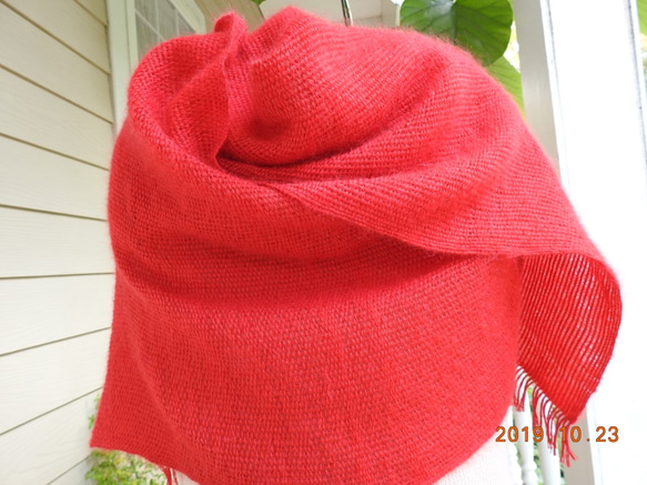 スカーレット色の手織りマフラー。これからの秋から冬へずっと楽しめます。！！ 2枚目の画像
