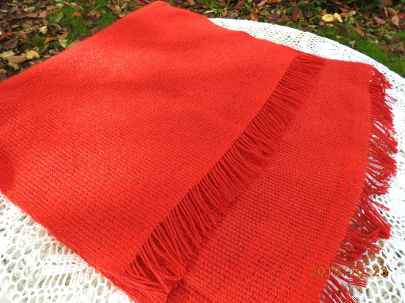 スカーレット色の手織りマフラー。これからの秋から冬へずっと楽しめます。！！ 4枚目の画像