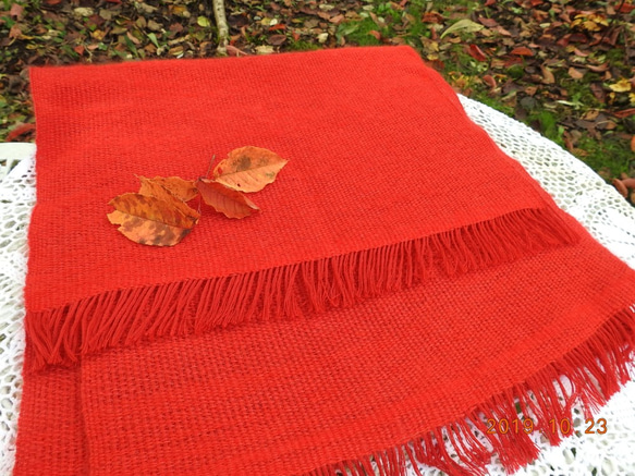 スカーレット色の手織りマフラー。これからの秋から冬へずっと楽しめます。！！ 5枚目の画像