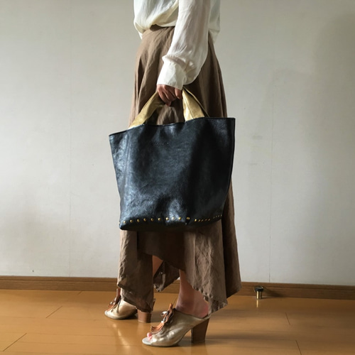 ◇栃木レザー◇スタッズトートバッグ 黒×ゴールド トートバッグ