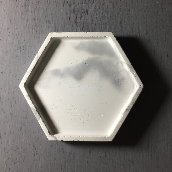 白色大理石紋水泥六角形置物碟 第2張的照片