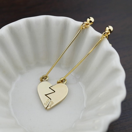 奇妙なハートのピアス【brass】 ピアス（フック・チェーン