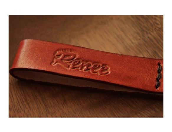 客製個人英國褐色長條純牛皮鑰匙圈 -可刻祝福話語和名字 (訂做情人、生日送禮) 第2張的照片