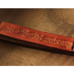 客製個人英國褐色長條純牛皮鑰匙圈 -可刻祝福話語和名字 (訂做情人、生日送禮) 第3張的照片