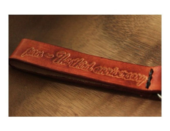 客製個人英國褐色長條純牛皮鑰匙圈 -可刻祝福話語和名字 (訂做情人、生日送禮) 第3張的照片