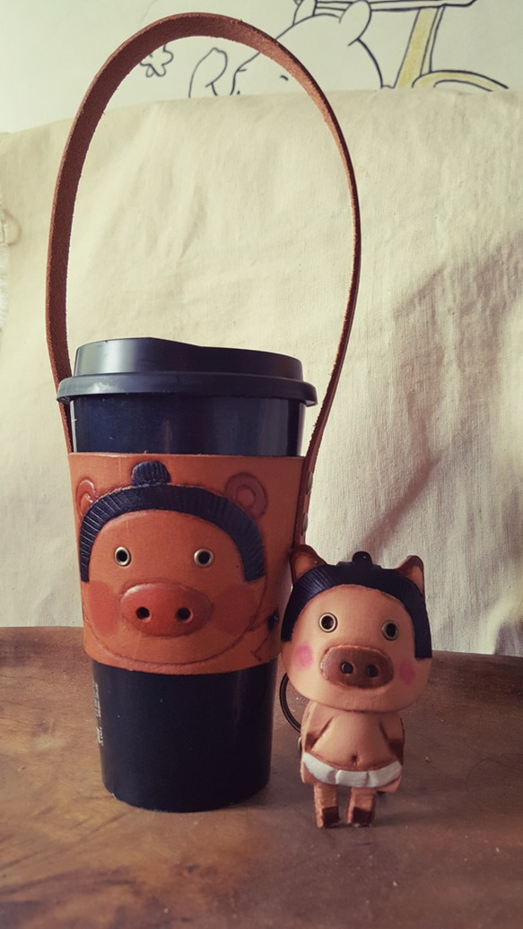 豬寶焦糖色咖啡飲料環保純牛皮杯套 隨行杯 提袋 (情人、生日送禮) 第1張的照片