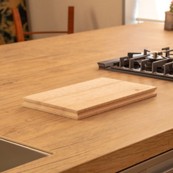 心地良い音のまな板（Mサイズ）／ラワン 無垢材 ギフト カットボード 敬老 料理 キッチン 水捌け 木製 プレゼント 2枚目の画像