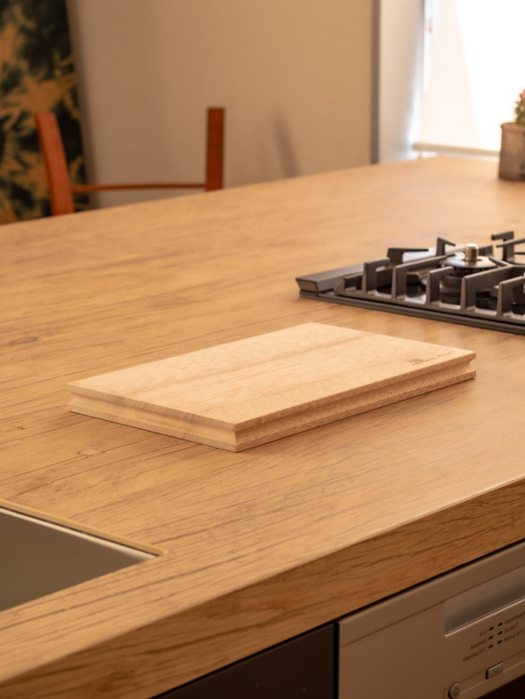 心地良い音のまな板（Mサイズ）／ラワン 無垢材 ギフト カットボード 敬老 料理 キッチン 水捌け 木製 プレゼント 2枚目の画像