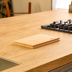 心地良い音のまな板（SSサイズ）／ラワン 無垢材 ギフト カットボード 敬老 料理 キッチン 水捌け 木製 プレゼント 1枚目の画像