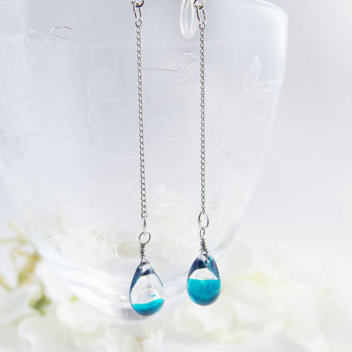 ﾋﾟｱｽ/ｲﾔﾘﾝｸﾞ/手描きガラスビーズ 水平線 海のゆらゆらしずく