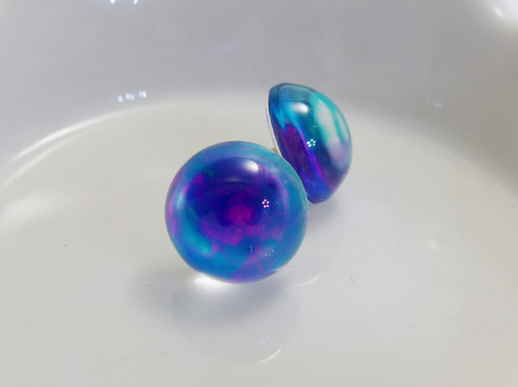1点もの】青と紫の白のマーブル 神秘的な丸い半球ガラスのピアス
