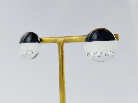 ｲﾔﾘﾝｸﾞ/モノトーンとスワロの丸いガラスカボションイヤリング(gcp-02) 3枚目の画像