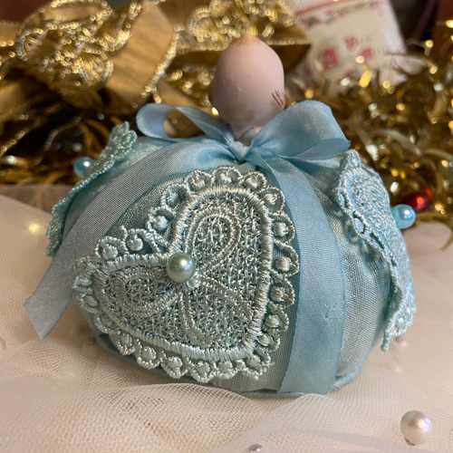 青いリボンのドールのピンクッション 青いリボンのドールのピンクッション