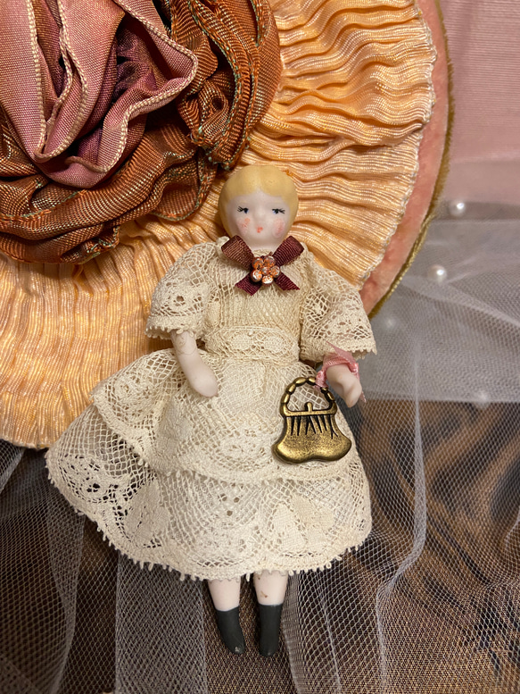 レースドレスのアンティークビスクドール