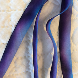 再入荷❤︎人気色❤︎アメリカ製・手染め・バイヤス・シルク・リボン・10mm／濃い紫〜ロイヤルブルー 1枚目の画像