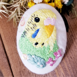 【受注生産】＊インコ刺繍＊オーバル型ブローチ♫お花と一緒に…♫ 11枚目の画像