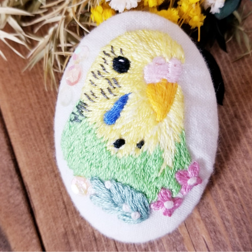 受注生産】＊インコ刺繍＊オーバル型ブローチ♫お花と一緒に