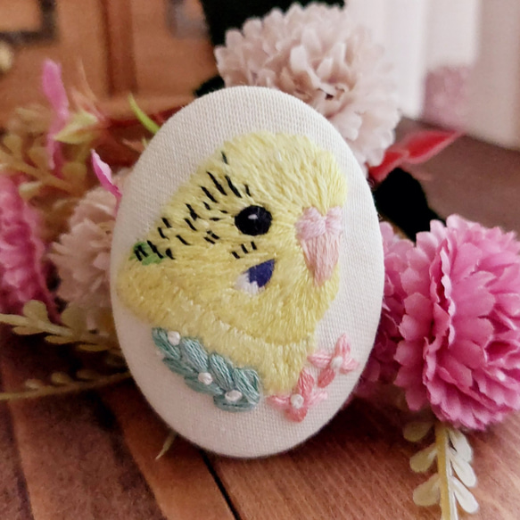 【受注生産】＊インコ刺繍＊オーバル型ブローチ♫お花と一緒に…♫ 3枚目の画像