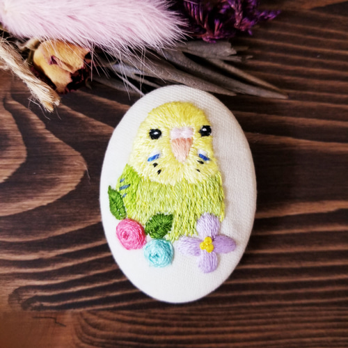 受注生産】＊インコ刺繍＊オーバル型ブローチ♫お花と一緒に