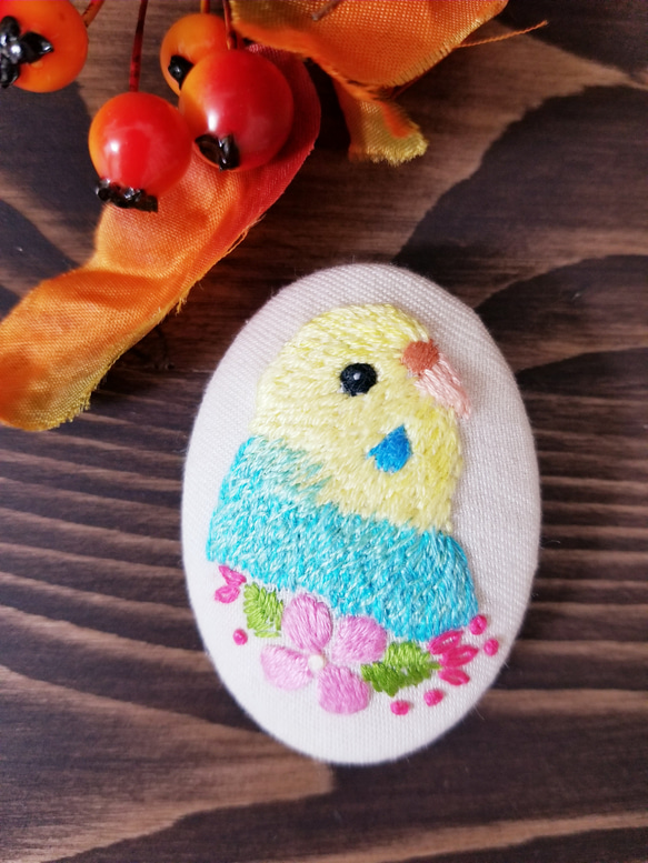 【受注生産】＊インコ刺繍＊オーバル型ブローチ♫お花と一緒に…♫ 7枚目の画像