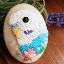 【受注生産】＊インコ刺繍＊オーバル型ブローチ♫お花と一緒に…♫ 10枚目の画像