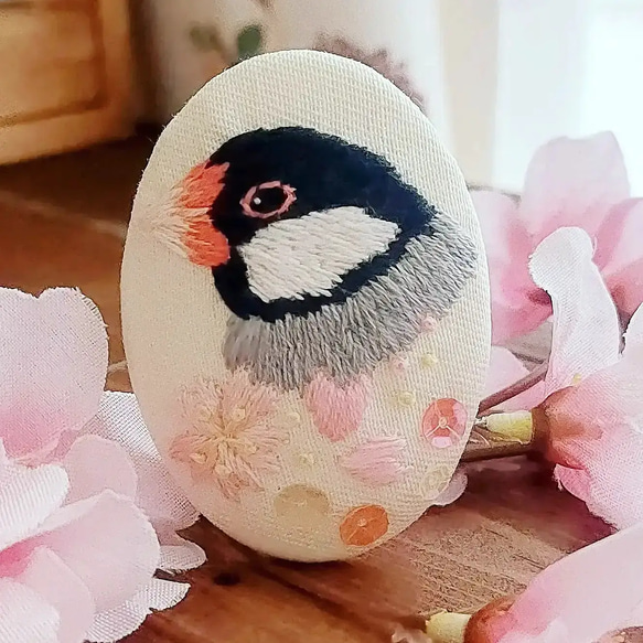 【受注生産】『文鳥刺繍オーバルブローチ ⸒⸒お花と一緒に…◌ ͙❁˚』 3枚目の画像