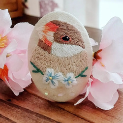 【受注生産】『文鳥刺繍オーバルブローチ ⸒⸒お花と一緒に…◌ ͙❁˚』 4枚目の画像