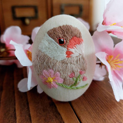 【受注生産】『文鳥刺繍オーバルブローチ ⸒⸒お花と一緒に…◌ ͙❁˚』 7枚目の画像