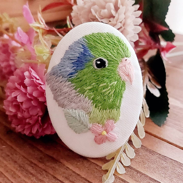 【受注生産】『マメルリハインコ刺繍オーバルブローチ ⸒⸒お花と一緒に…◌ ͙❁˚』 2枚目の画像