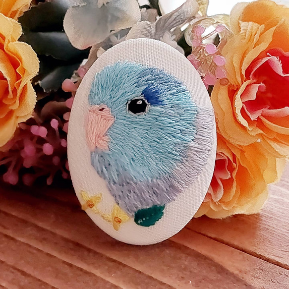 【受注生産】『マメルリハインコ刺繍オーバルブローチ ⸒⸒お花と一緒に…◌ ͙❁˚』 3枚目の画像