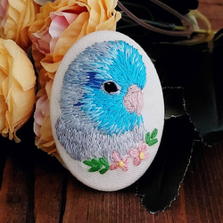 【受注生産】『マメルリハインコ刺繍オーバルブローチ ⸒⸒お花と一緒に…◌ ͙❁˚』 4枚目の画像