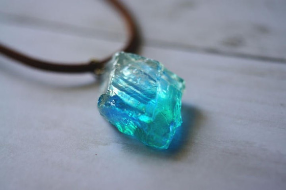 【Creema限定】K-48鉱物風ペンダント魔法の宝石 ブルーグリーン|ネックレス 3枚目の画像