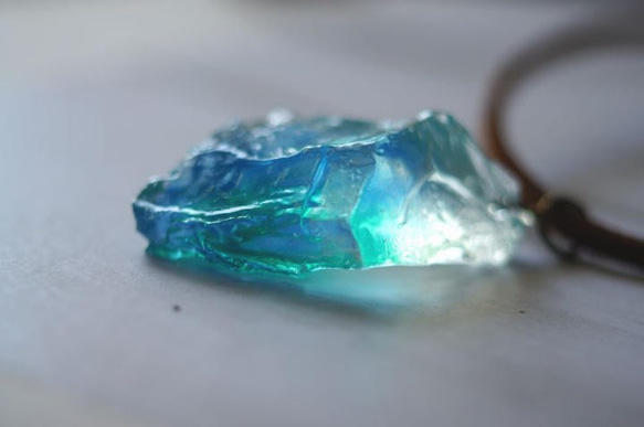 【Creema限定】K-48鉱物風ペンダント魔法の宝石 ブルーグリーン|ネックレス 4枚目の画像